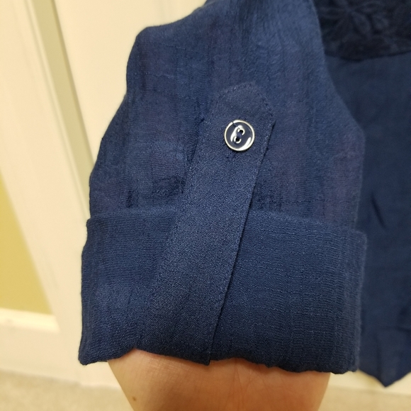 Two long-sleeve button down blouses - Picture 3 of 7